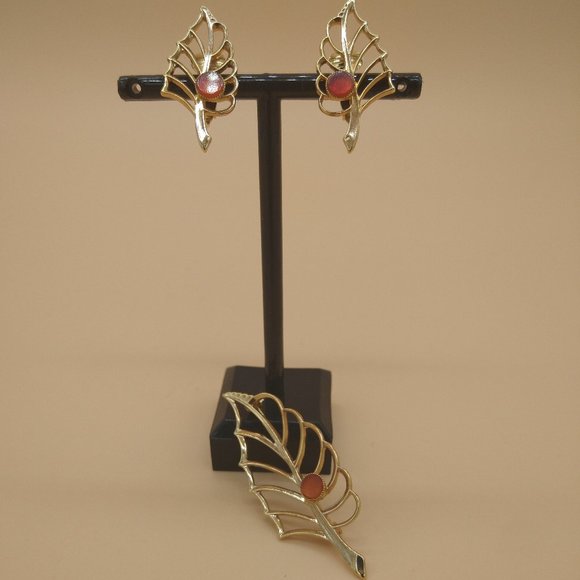 Vintage Clip On Earrings Brooch Set 1970s Gold Tone Autumn Leaf Orange Accent - Picture 1 of 2